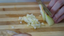 Яичница с беконом и томатами черри - шаг 2 Яичница с беконом и томатами черри - шаг 2