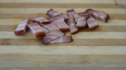 Яичница с беконом и томатами черри - шаг 3 Яичница с беконом и томатами черри - шаг 3