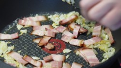 Яичница с беконом и томатами черри - шаг 4 Яичница с беконом и томатами черри - шаг 4