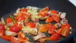 Яичница с беконом и томатами черри - шаг 6 Яичница с беконом и томатами черри - шаг 6