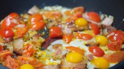 Яичница с беконом и томатами черри - шаг 7 Яичница с беконом и томатами черри - шаг 7