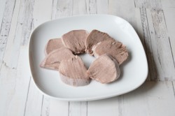 Закуска из языка с сыром и чесноком - шаг 2 Закуска из языка с сыром и чесноком - шаг 2