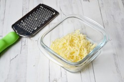 Закуска из языка с сыром и чесноком - шаг 3 Закуска из языка с сыром и чесноком - шаг 3