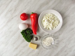 Закусочные кексы с творогом и овощами на Новый год - шаг 1