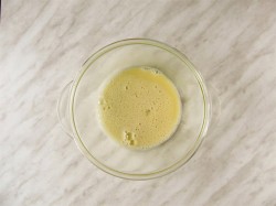 Закусочные кексы с творогом и овощами на Новый год - шаг 2