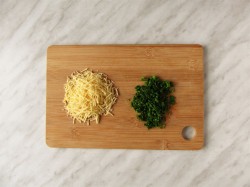 Закусочные кексы с творогом и овощами на Новый год - шаг 3