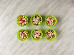 Закусочные кексы с творогом и овощами на Новый год - шаг 8