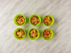 Закусочные кексы с творогом и овощами на Новый год - шаг 9