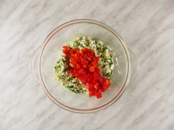 Закусочные кексы с творогом и овощами на Новый год - шаг 6