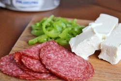 Новогодние закусочные рулетики из сыра и салями - шаг 1