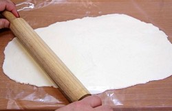 Новогодние закусочные рулетики из сыра и салями - шаг 2