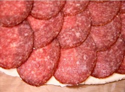 Новогодние закусочные рулетики из сыра и салями - шаг 3