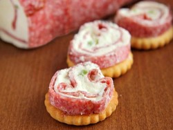 Новогодние закусочные рулетики из сыра и салями - шаг 4