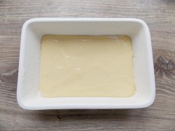 Заливной пирог с яйцом и зеленым луком на кефире - шаг 9