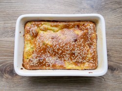 Заливной пирог с яйцом и зеленым луком на кефире - шаг 12