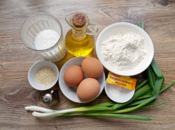 Заливной пирог с яйцом и зеленым луком на кефире - шаг 1