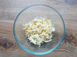 Заливной пирог с яйцом и зеленым луком на кефире - шаг 2