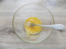 Заливной пирог с яйцом и зеленым луком на кефире - шаг 5