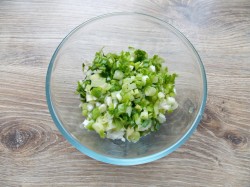 Заливной пирог с яйцом и зеленым луком на кефире - шаг 3