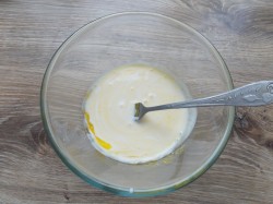 Заливной пирог с яйцом и зеленым луком на кефире - шаг 6