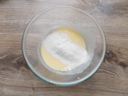 Заливной пирог с яйцом и зеленым луком на кефире - шаг 7