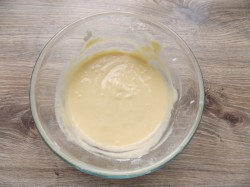 Заливной пирог с яйцом и зеленым луком на кефире - шаг 8