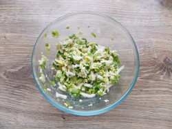 Заливной пирог с яйцом и зеленым луком на кефире - шаг 4