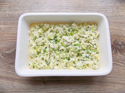 Заливной пирог с яйцом и зеленым луком на кефире - шаг 10