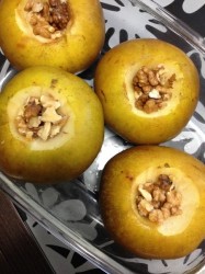 Запеченные яблоки с орехами и джемом - шаг 3