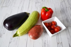 Запеченные овощи в сметане в духовке - шаг 1