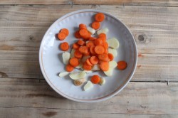 Зеленые помидоры фаршированные чесноком на зиму - шаг 3 Зеленые помидоры фаршированные чесноком на зиму - шаг 3