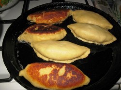 Жареные пирожки с яблоками на сковороде - шаг 13 Жареные пирожки с яблоками на сковороде - шаг 13