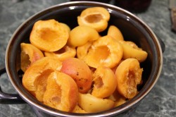 Варенье из абрикосов без косточек с миндалем - шаг 1 Варенье из абрикосов без косточек с миндалем - шаг 1