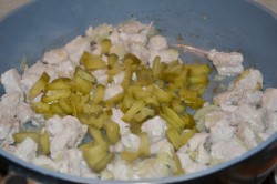 Азу из филе индейки с маринованными огурцами - шаг 9