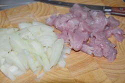 Азу из филе индейки с маринованными огурцами - шаг 2