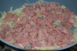 Азу из филе индейки с маринованными огурцами - шаг 4