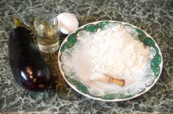 Баклажаны в кляре жареные на сковороде - шаг 1 Баклажаны в кляре жареные на сковороде - шаг 1