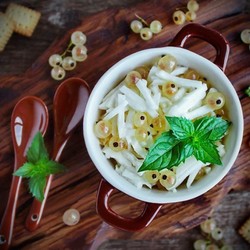 Десертный салат из репы с белой смородиной