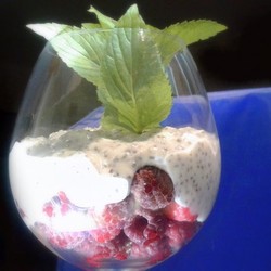 Десерт с малиной и семенами чиа