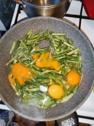 Яйца со стручковой фасолью. - шаг 3