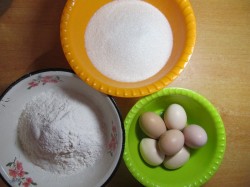 Бисквитный торт с киви и бананом - шаг 1