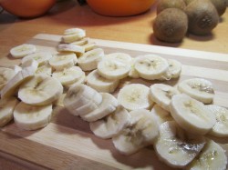 Бисквитный торт с киви и бананом - шаг 17