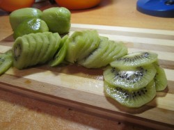 Бисквитный торт с киви и бананом - шаг 19