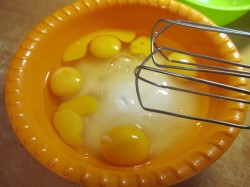 Бисквитный торт с киви и бананом - шаг 2