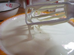 Бисквитный торт с киви и бананом - шаг 3