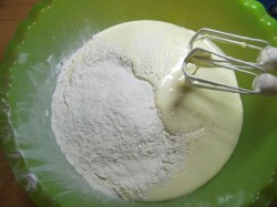 Бисквитный торт с киви и бананом - шаг 4