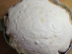 Бисквитный торт с киви и бананом - шаг 9