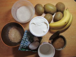 Бисквитный торт с киви и бананом - шаг 10