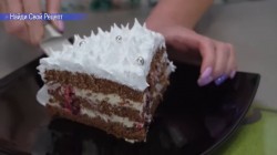 Бисквитный торт с ягодой и заварным кремом - шаг 27