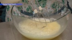 Бисквитный торт с ягодой и заварным кремом - шаг 3